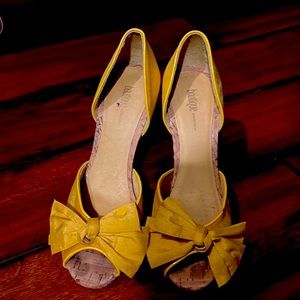Adorable Nordstroms boutique yellow shoes